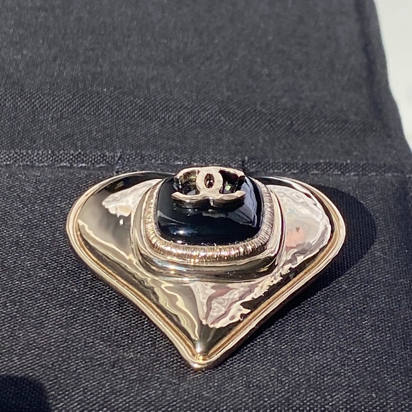 CHANEL 2021K GOLDEN TONE HEART METAL BROOCH WITH CC LOGO BLACK ENAMEL INLAY - Picture 6 of 15